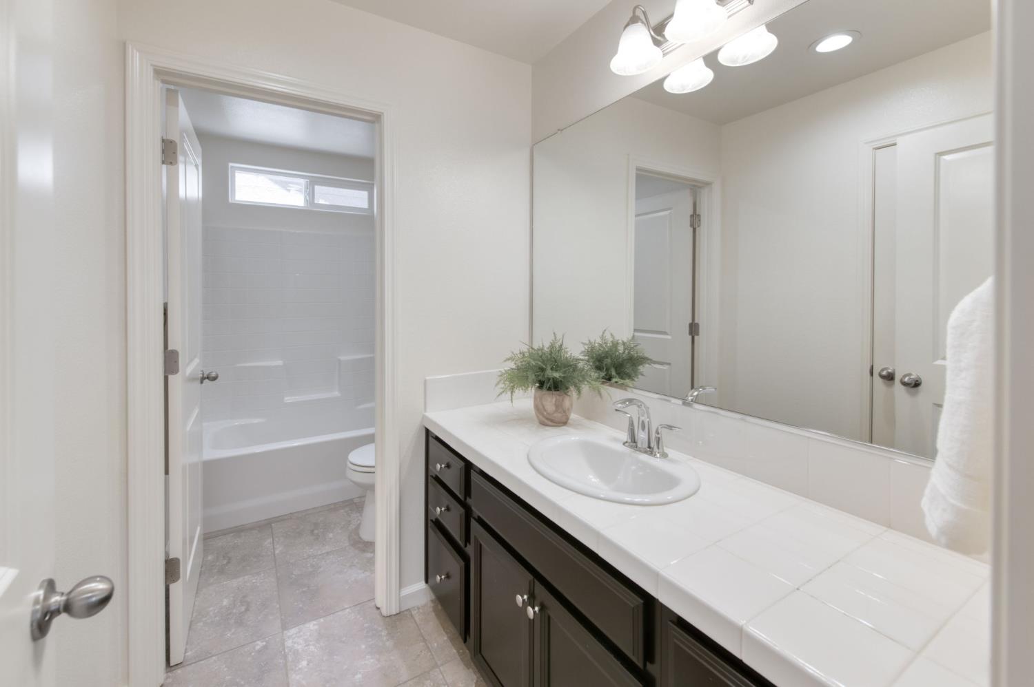 896 Lassen Ln W, Madera, CA 93636