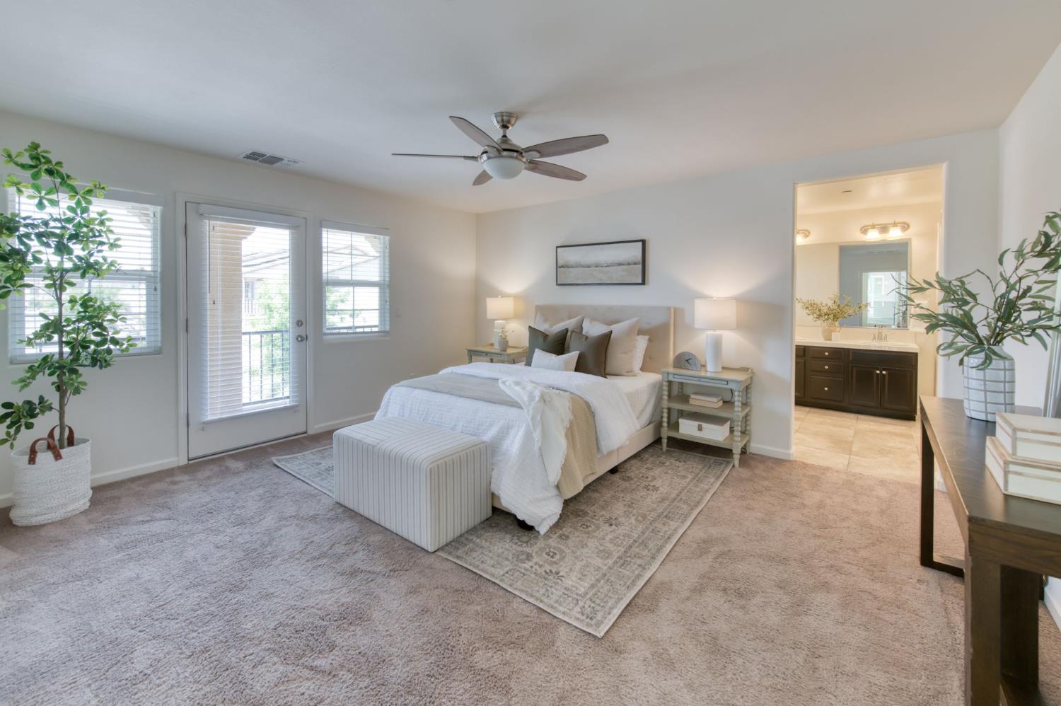 896 Lassen Ln W, Madera, CA 93636