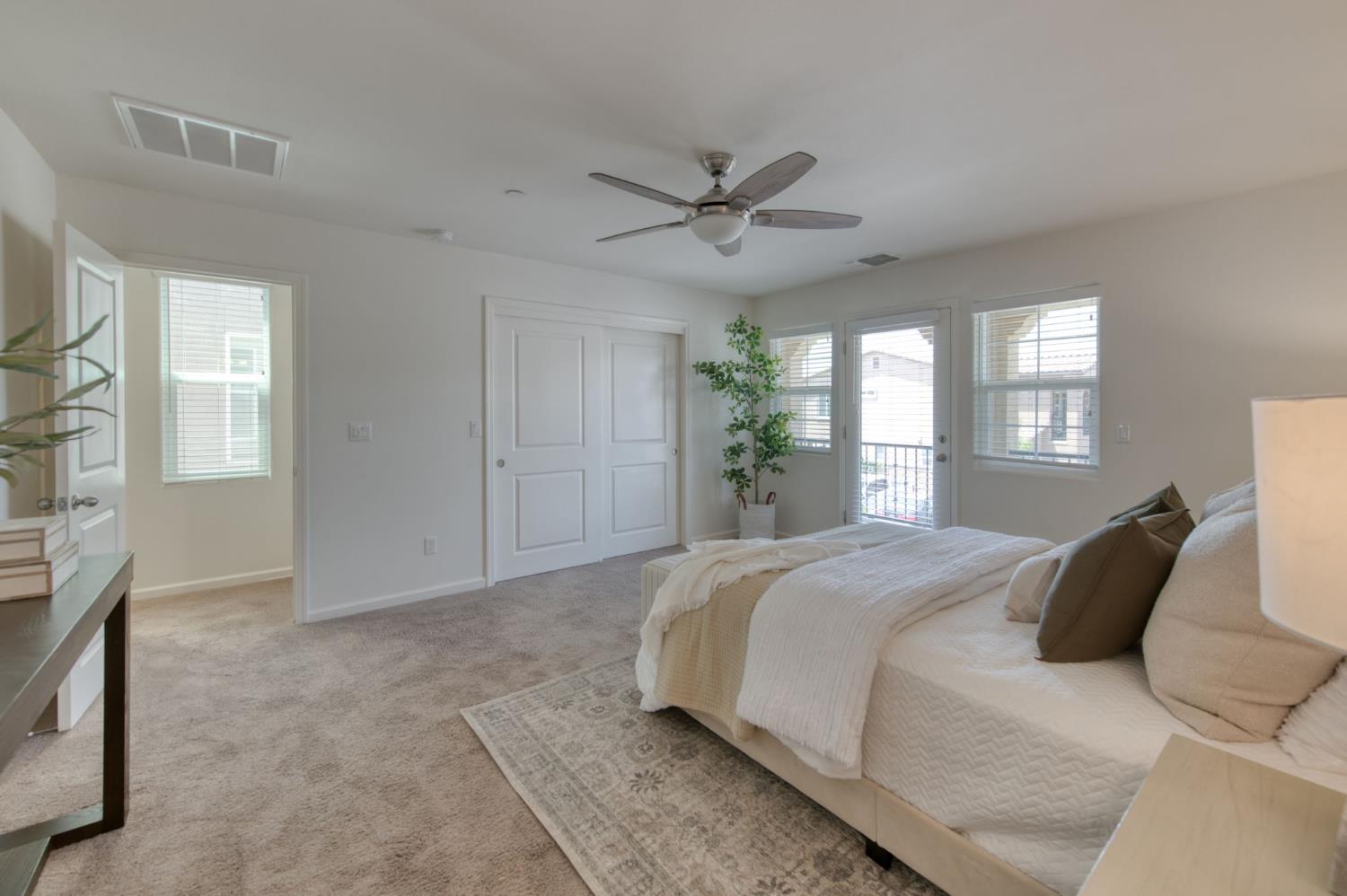 896 Lassen Ln W, Madera, CA 93636