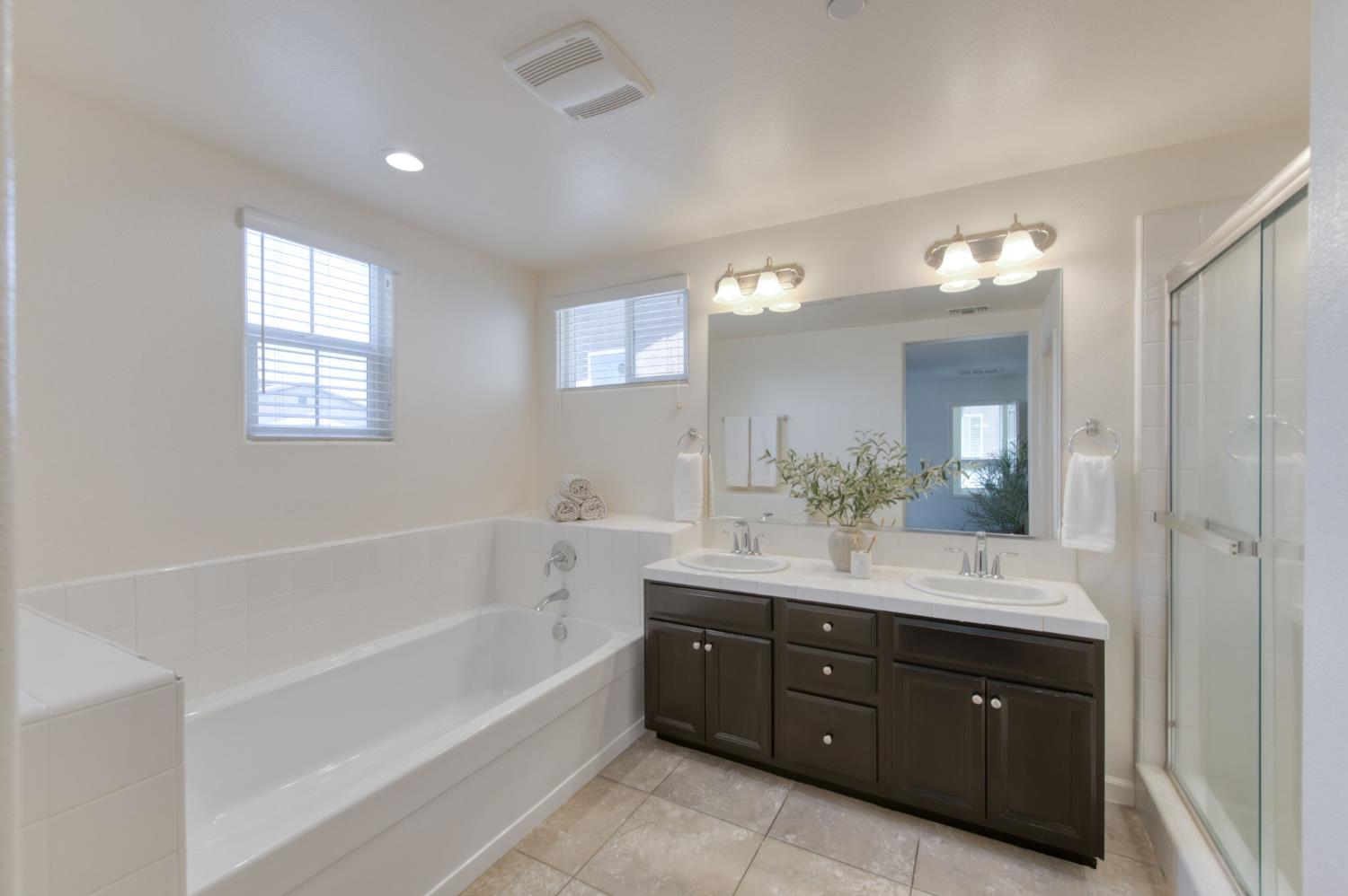 896 Lassen Ln W, Madera, CA 93636