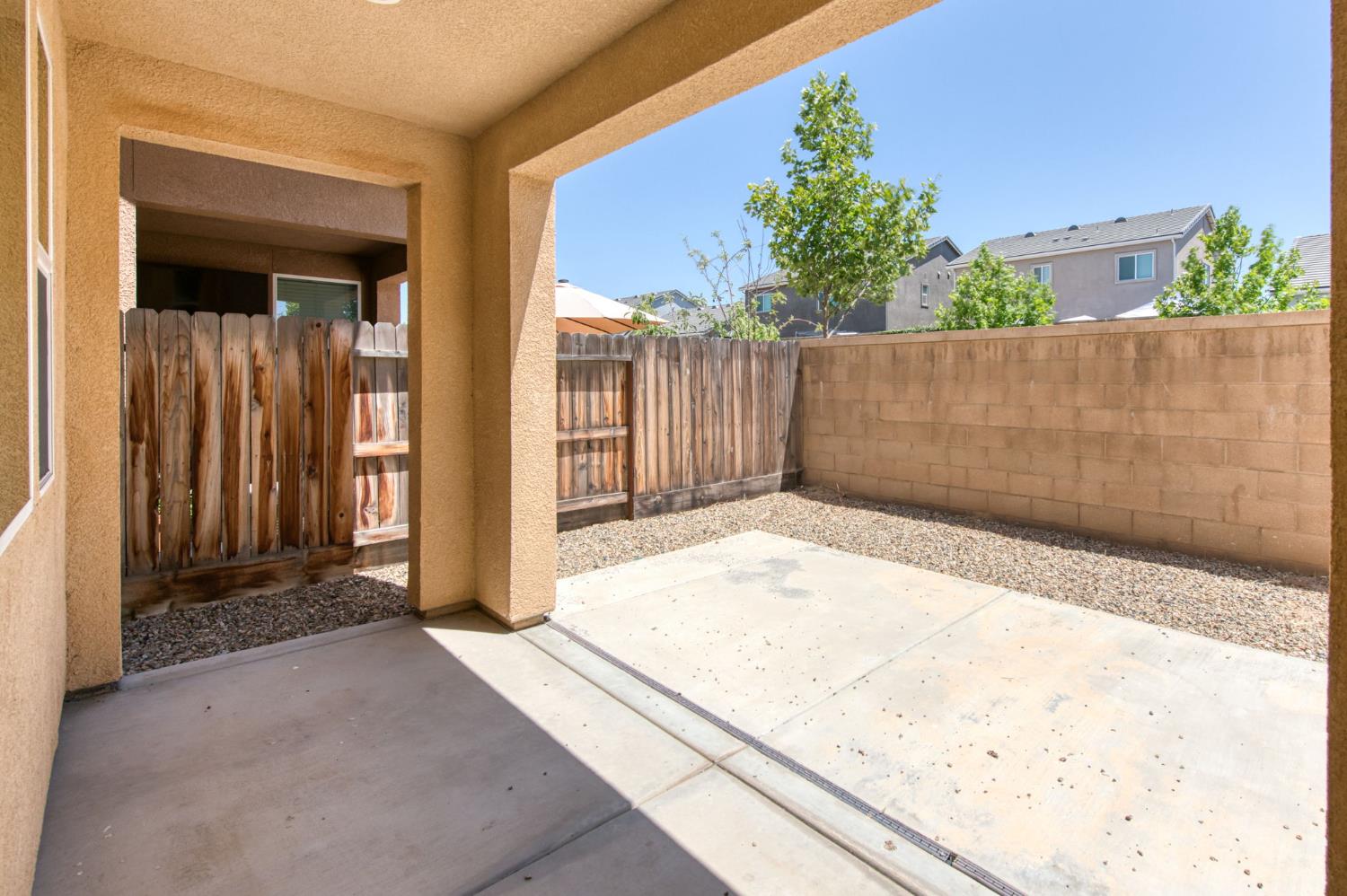 896 Lassen Ln W, Madera, CA 93636