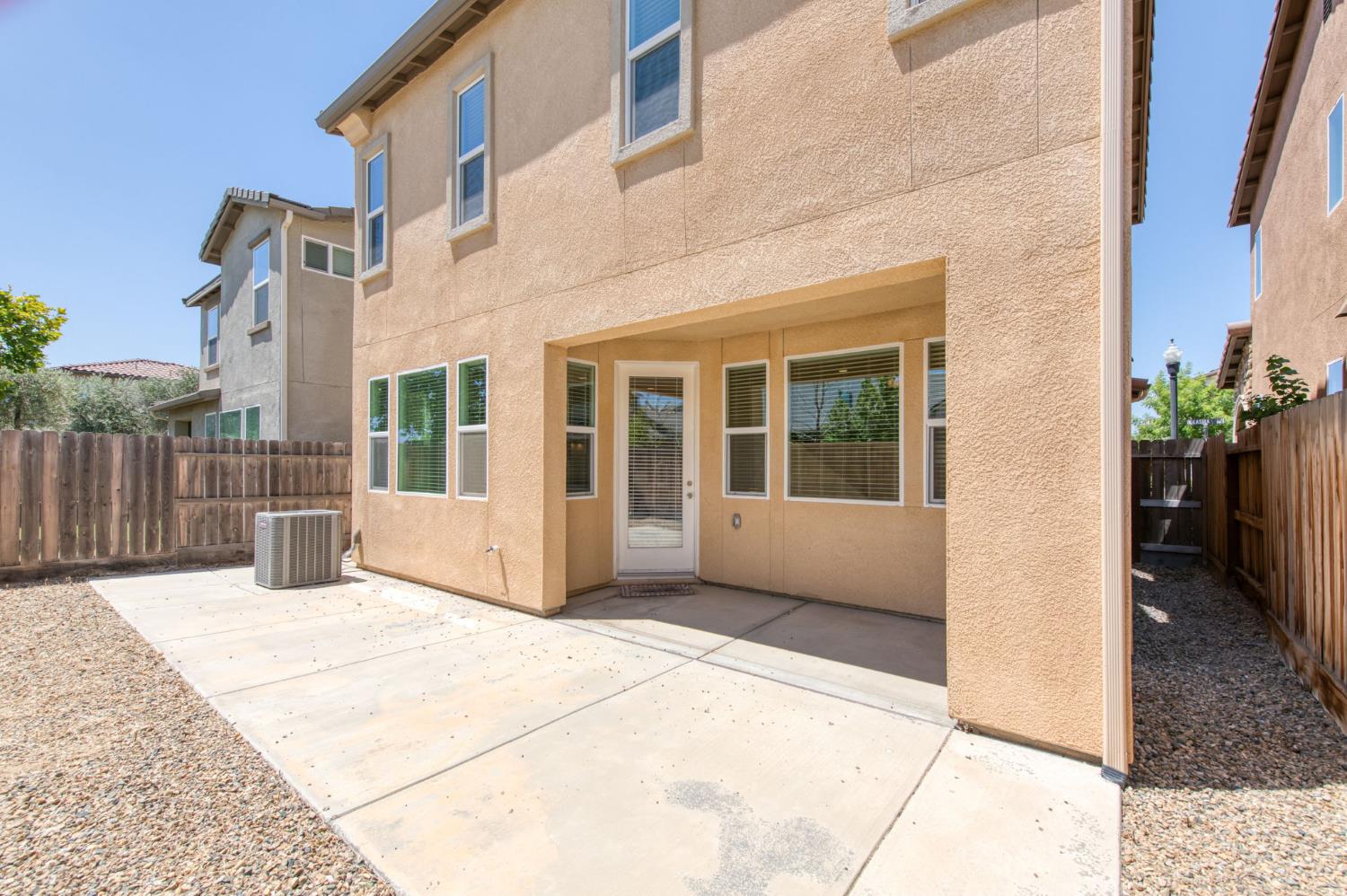 896 Lassen Ln W, Madera, CA 93636