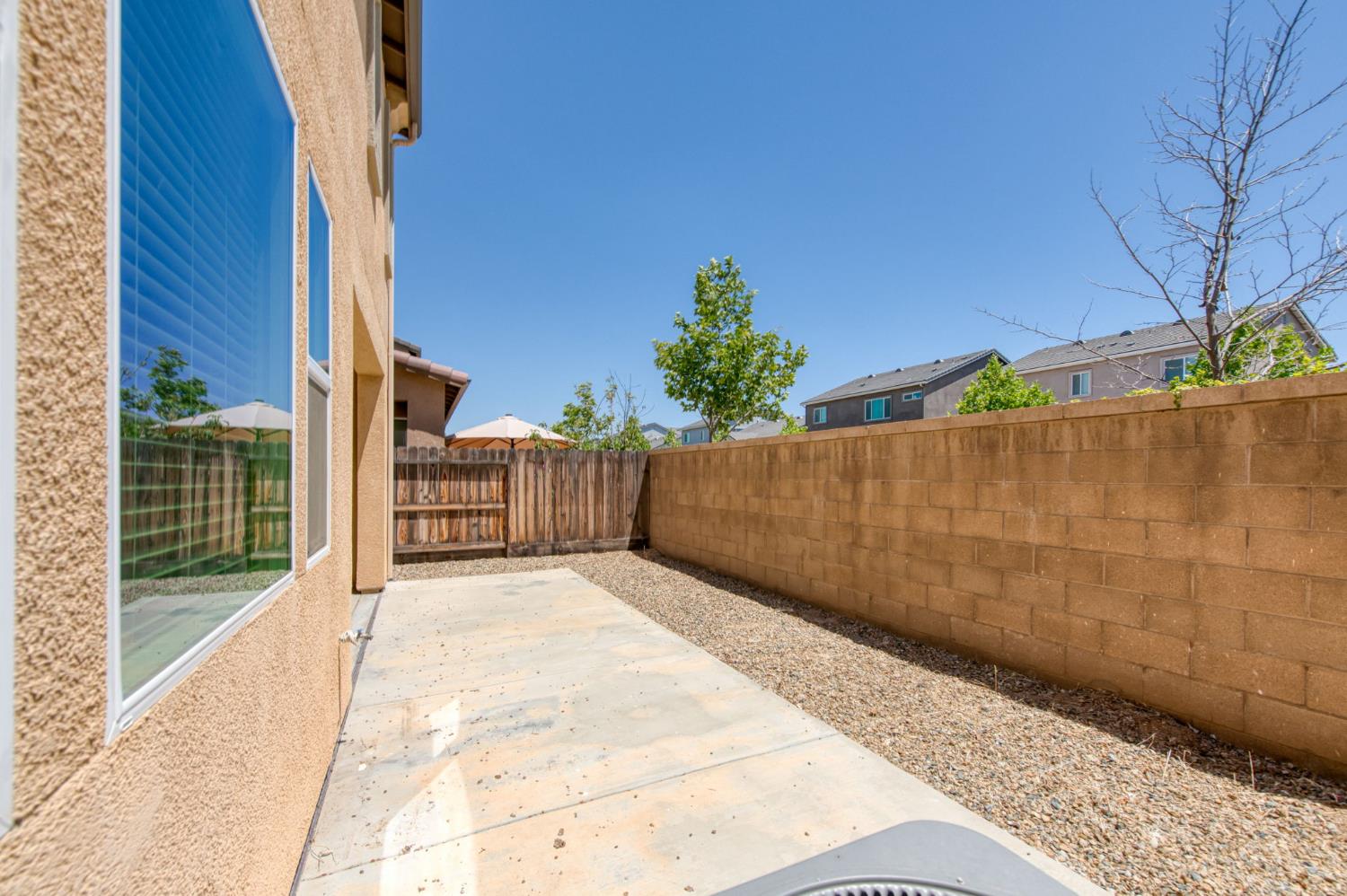 896 Lassen Ln W, Madera, CA 93636
