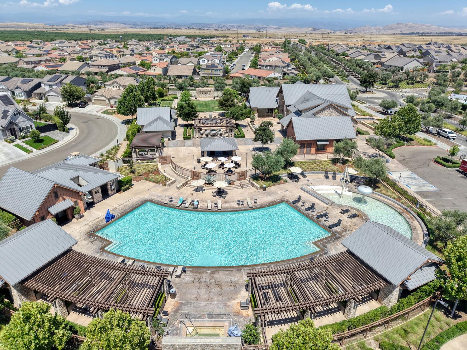 896 Lassen Ln W, Madera, CA 93636