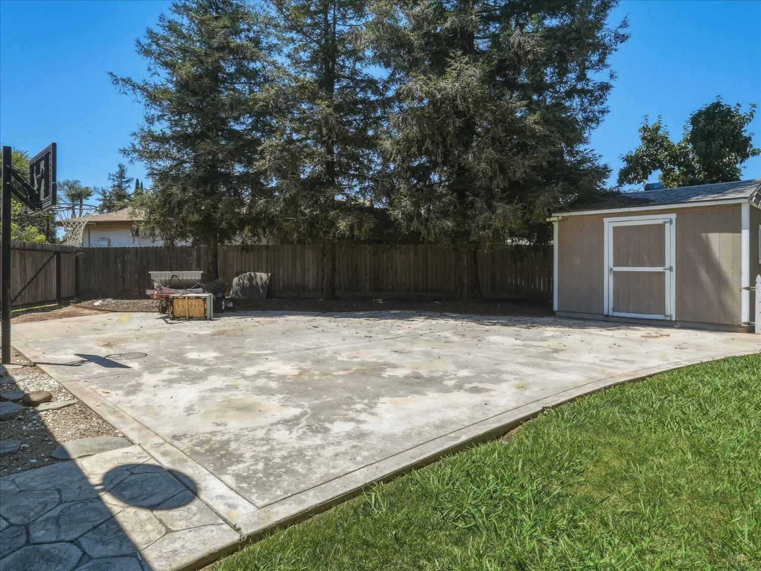 6676 N Wolters Ave, Fresno, CA 93710