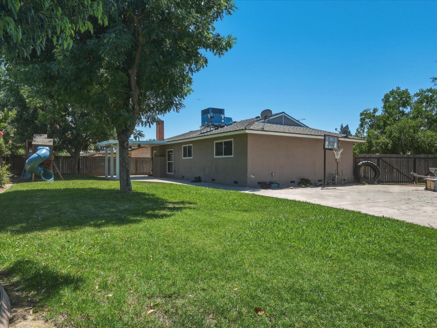 6676 N Wolters Ave, Fresno, CA 93710