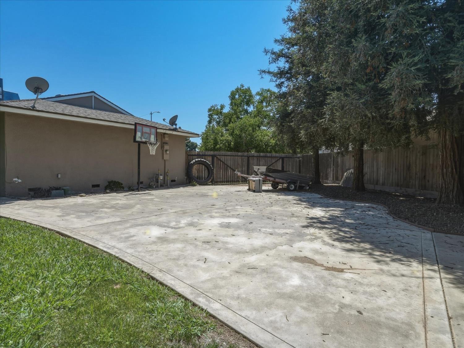 6676 N Wolters Ave, Fresno, CA 93710