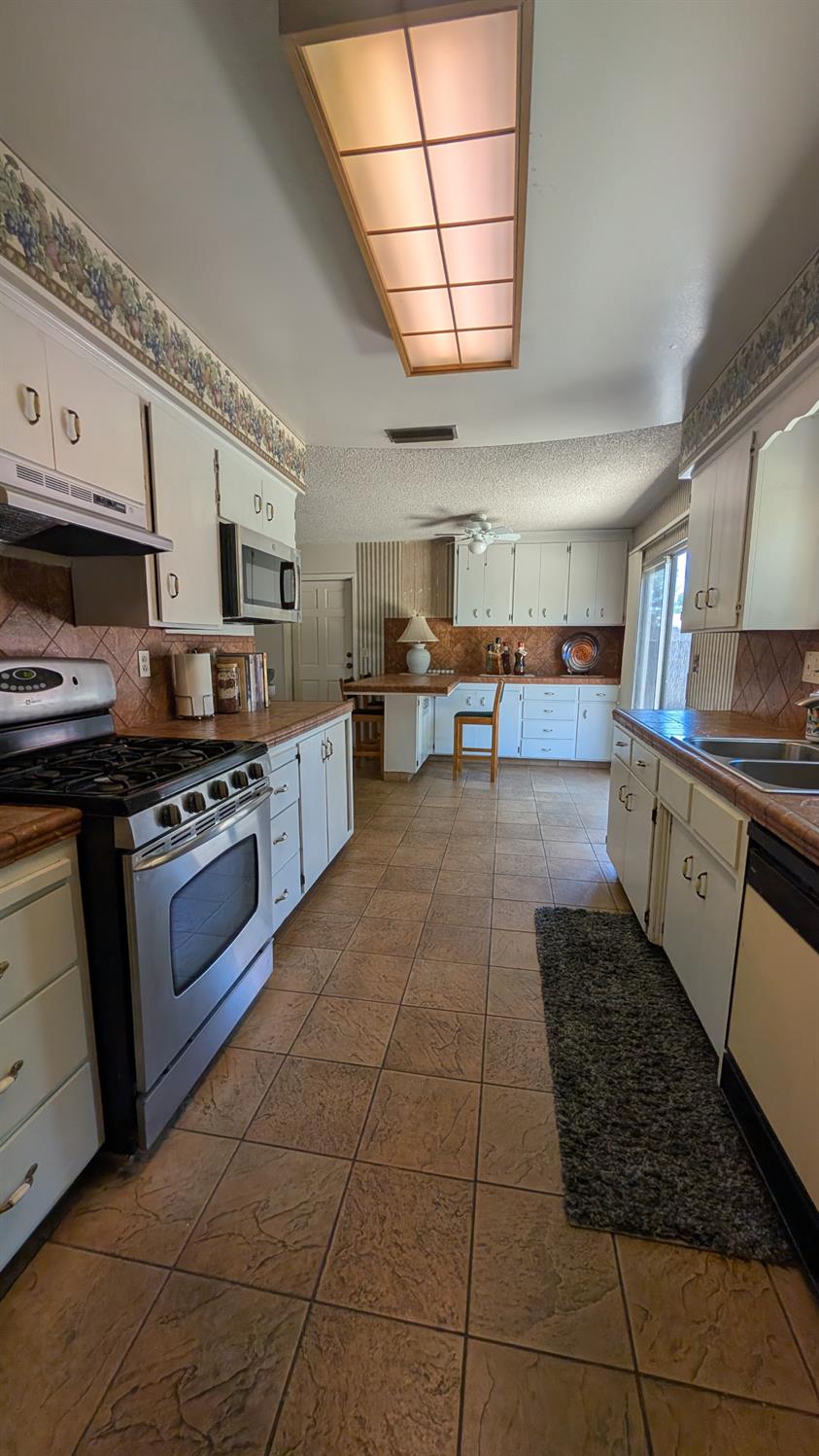 404 Fall Ave, Madera, CA 93637
