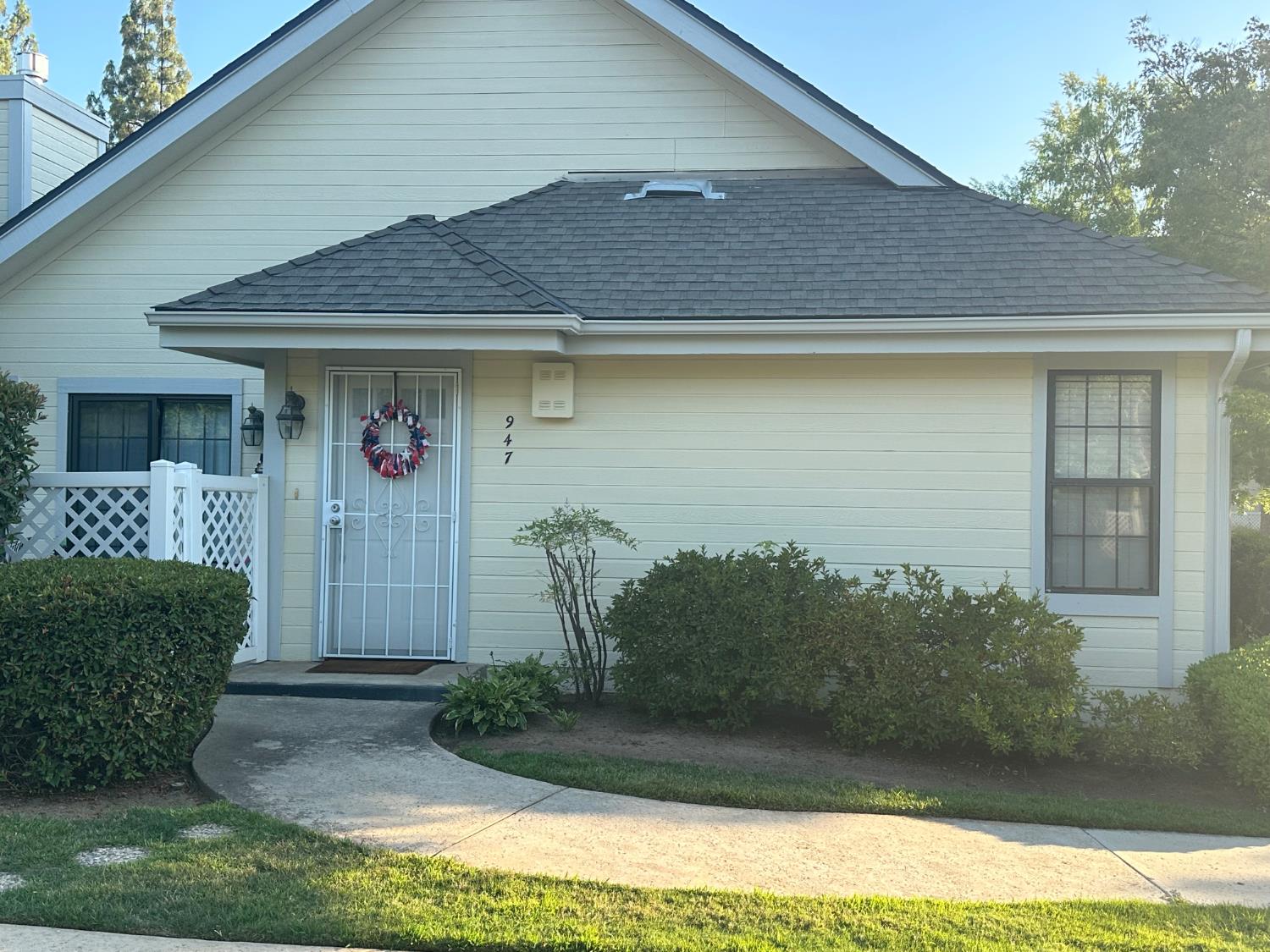 947 E FOXHILL, Fresno, CA 93720