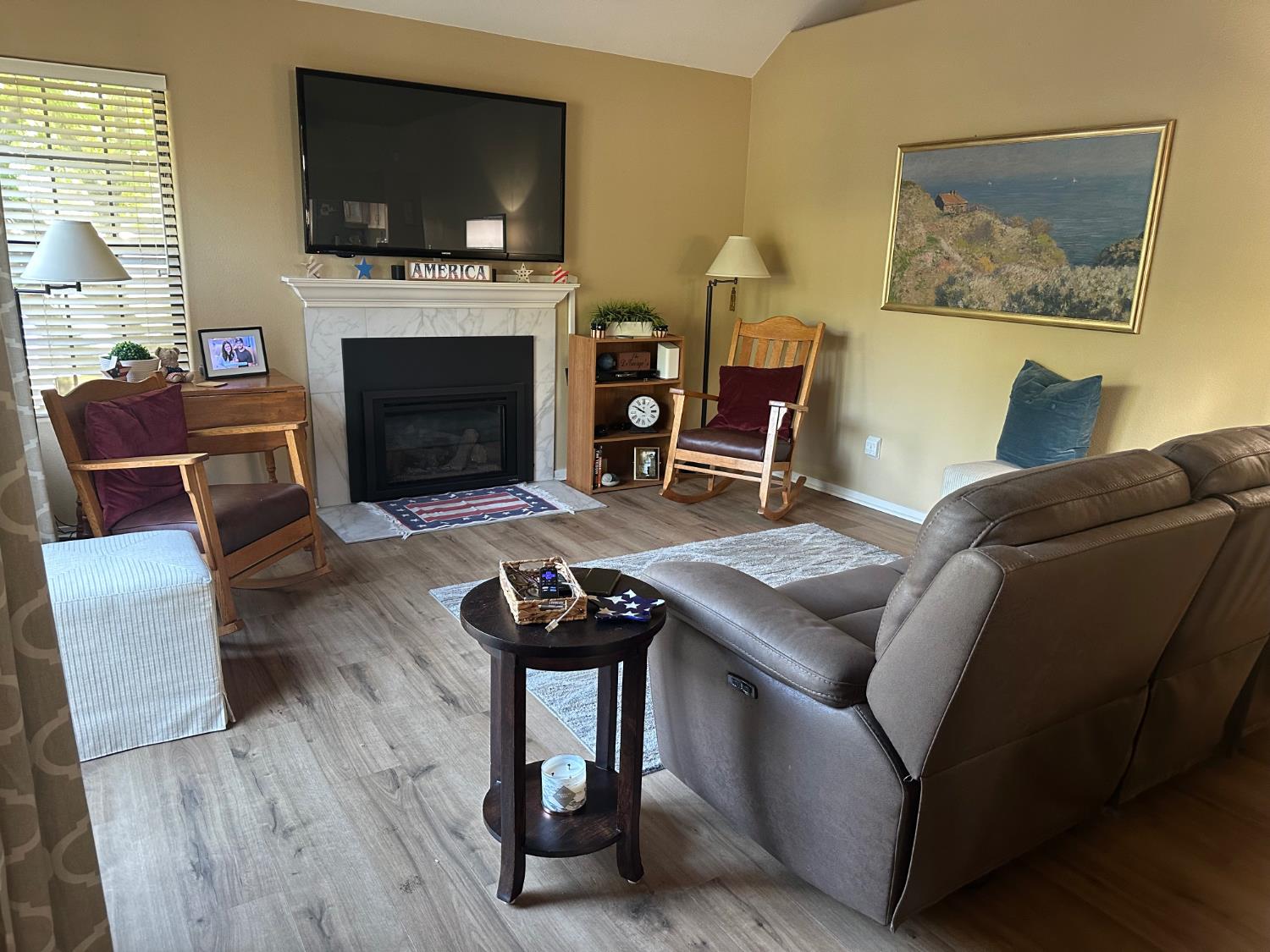 947 E FOXHILL, Fresno, CA 93720