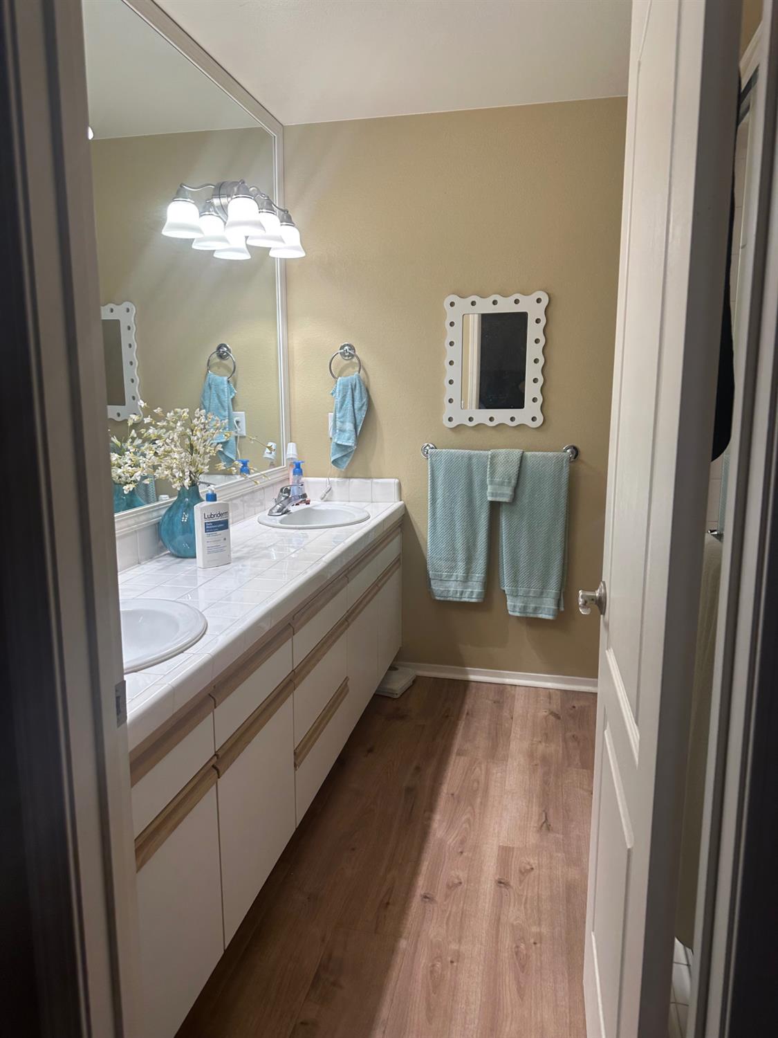 947 E FOXHILL, Fresno, CA 93720