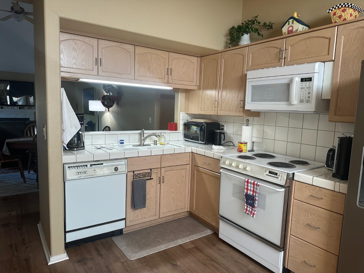 947 E FOXHILL, Fresno, CA 93720