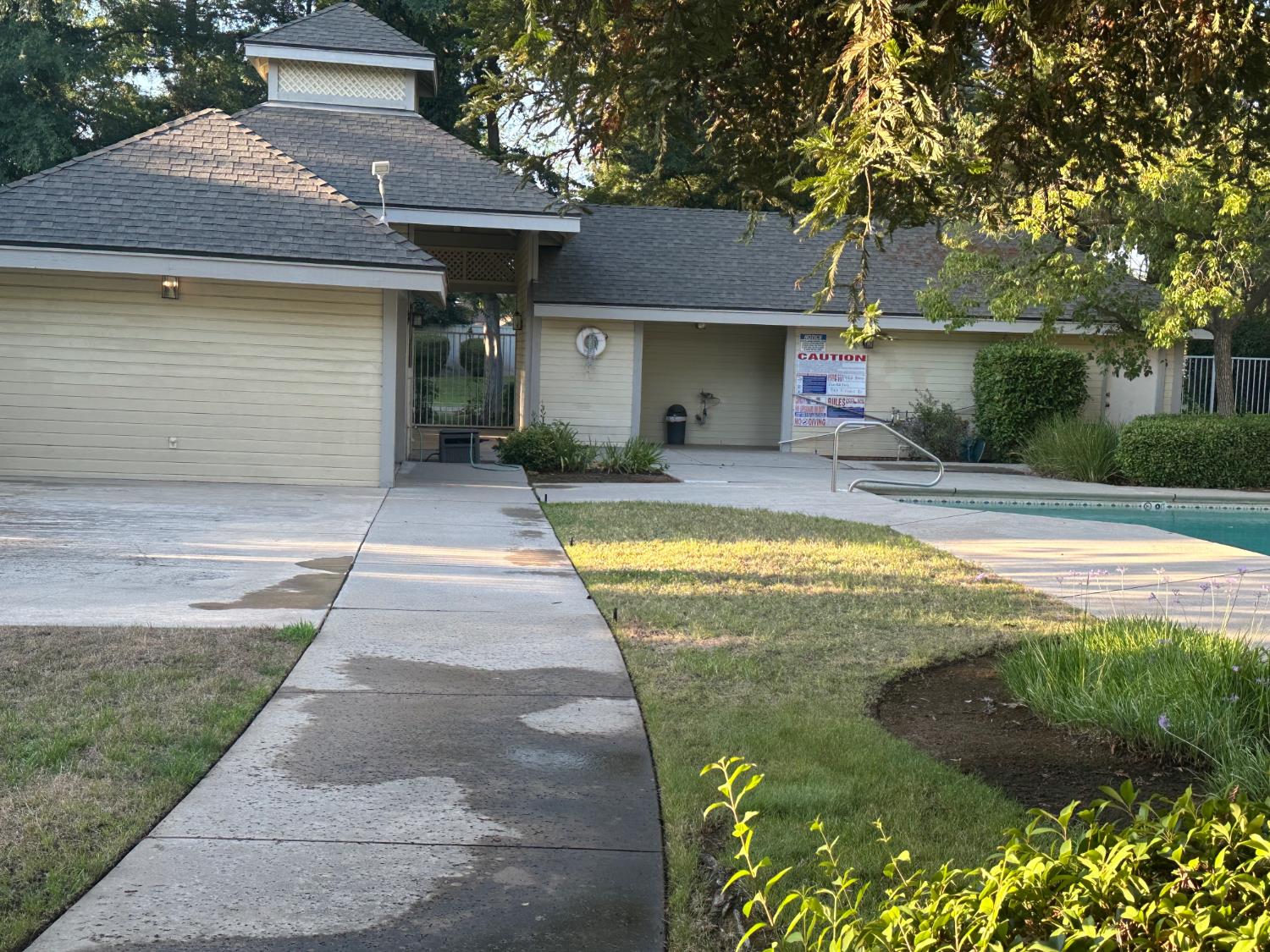 947 E FOXHILL, Fresno, CA 93720