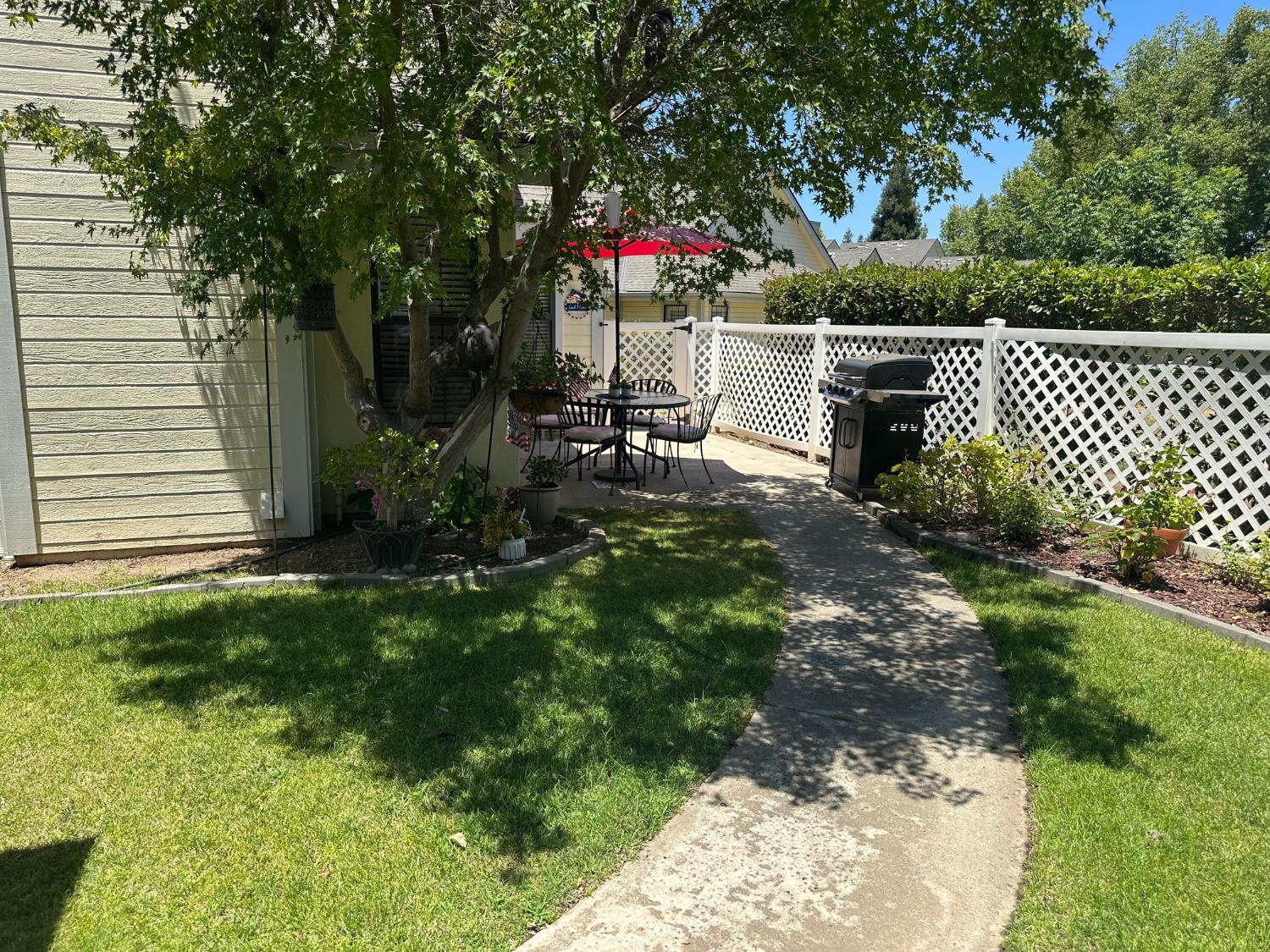947 E FOXHILL, Fresno, CA 93720