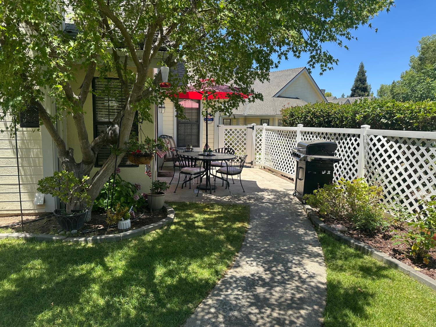 947 E FOXHILL, Fresno, CA 93720