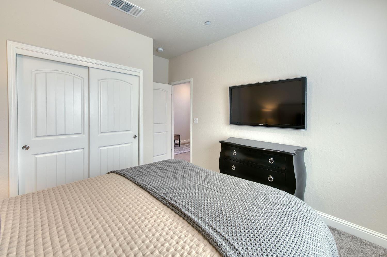616 Expedition Way, Madera, CA 93636