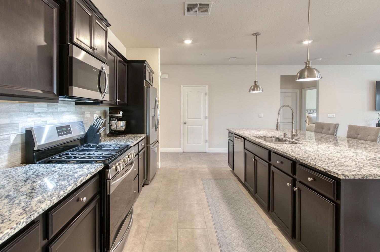 616 Expedition Way, Madera, CA 93636