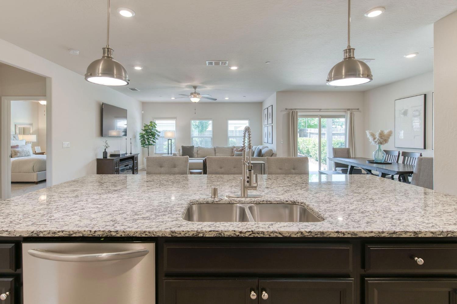 616 Expedition Way, Madera, CA 93636