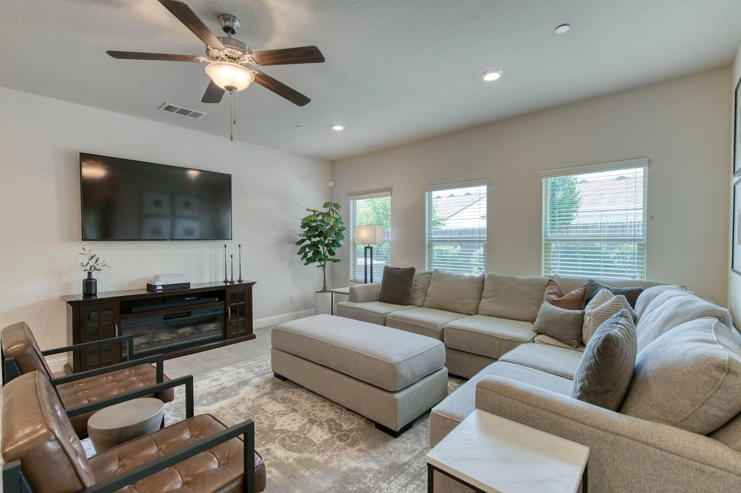 616 Expedition Way, Madera, CA 93636