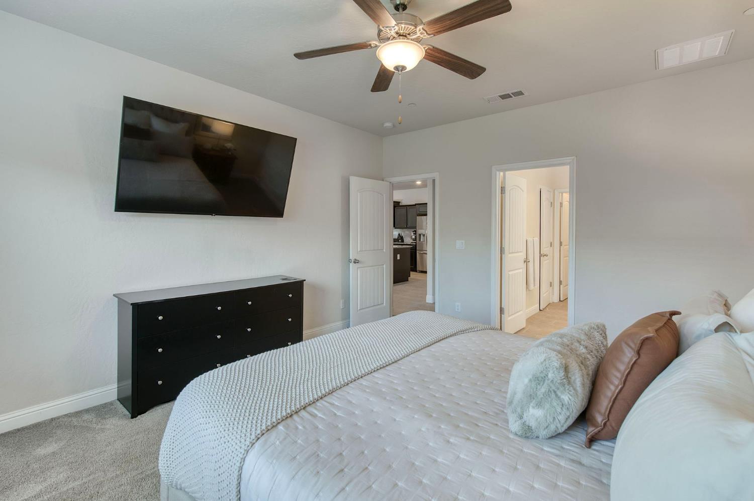 616 Expedition Way, Madera, CA 93636