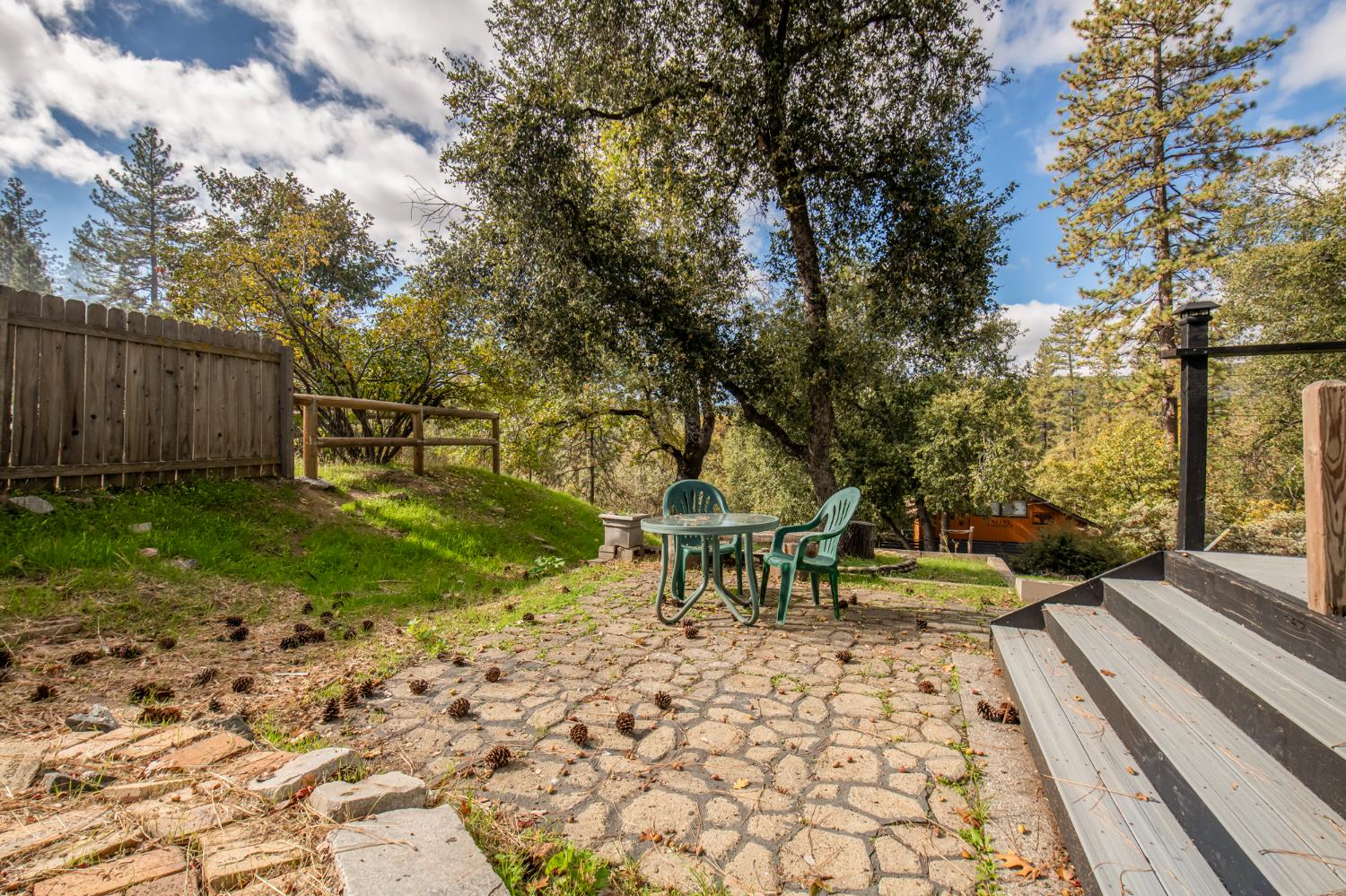 43191 W Sugar Pine Dr, Oakhurst, CA 93644