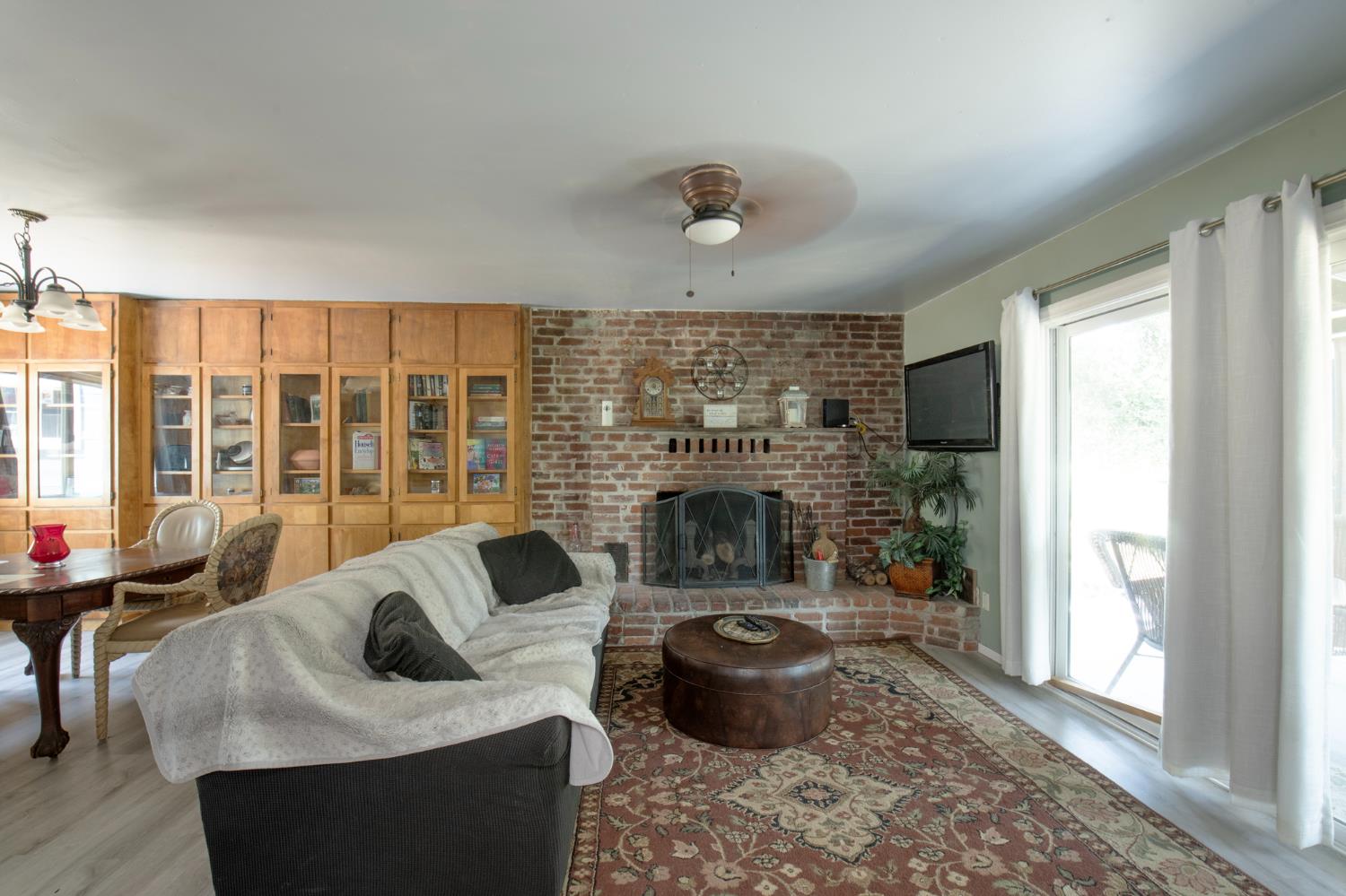 43191 W Sugar Pine Dr, Oakhurst, CA 93644