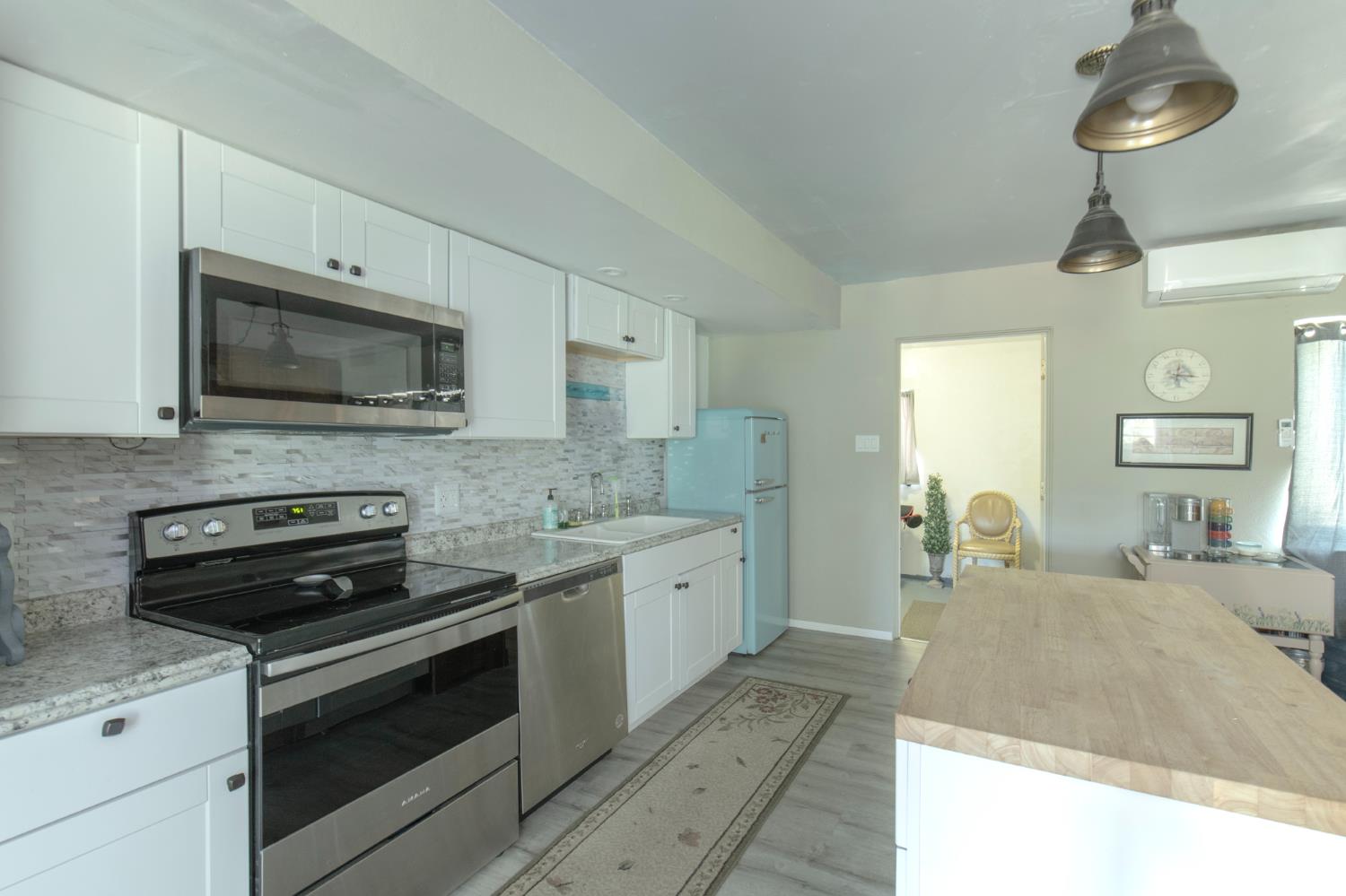 43191 W Sugar Pine Dr, Oakhurst, CA 93644