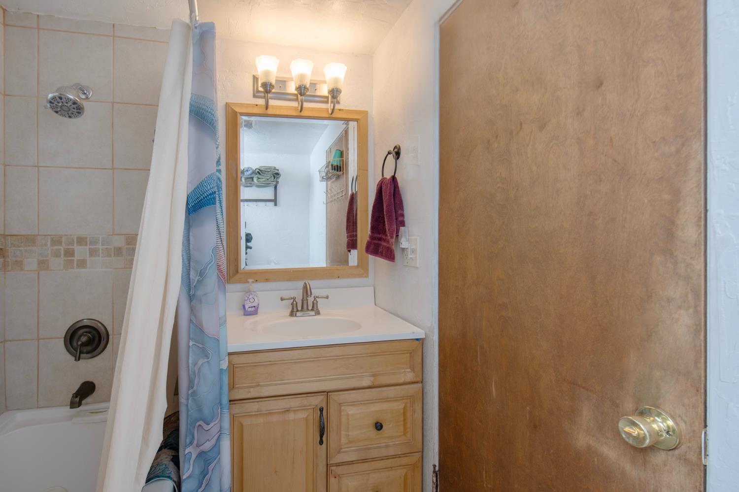 43191 W Sugar Pine Dr, Oakhurst, CA 93644