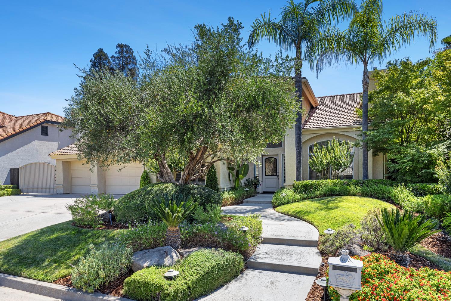 9396 N St Martin Dr, Fresno, CA 93720