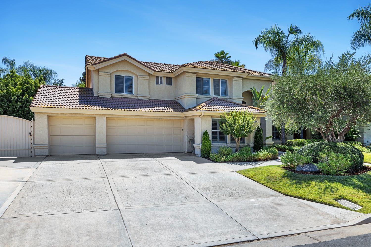 9396 N St Martin Dr, Fresno, CA 93720