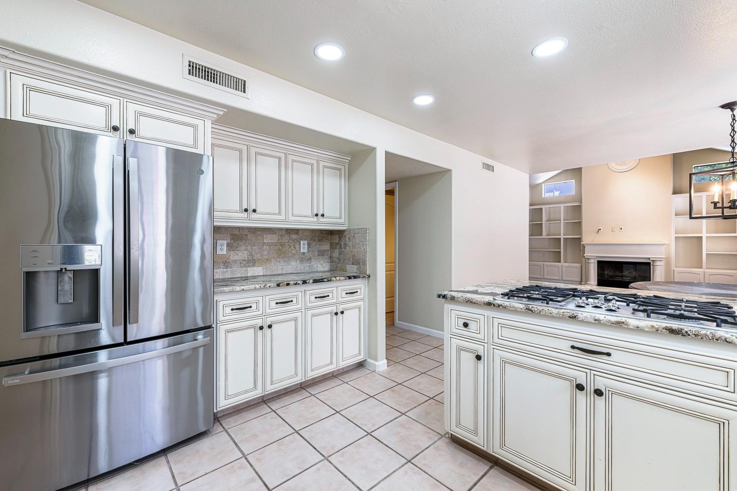 9396 N St Martin Dr, Fresno, CA 93720