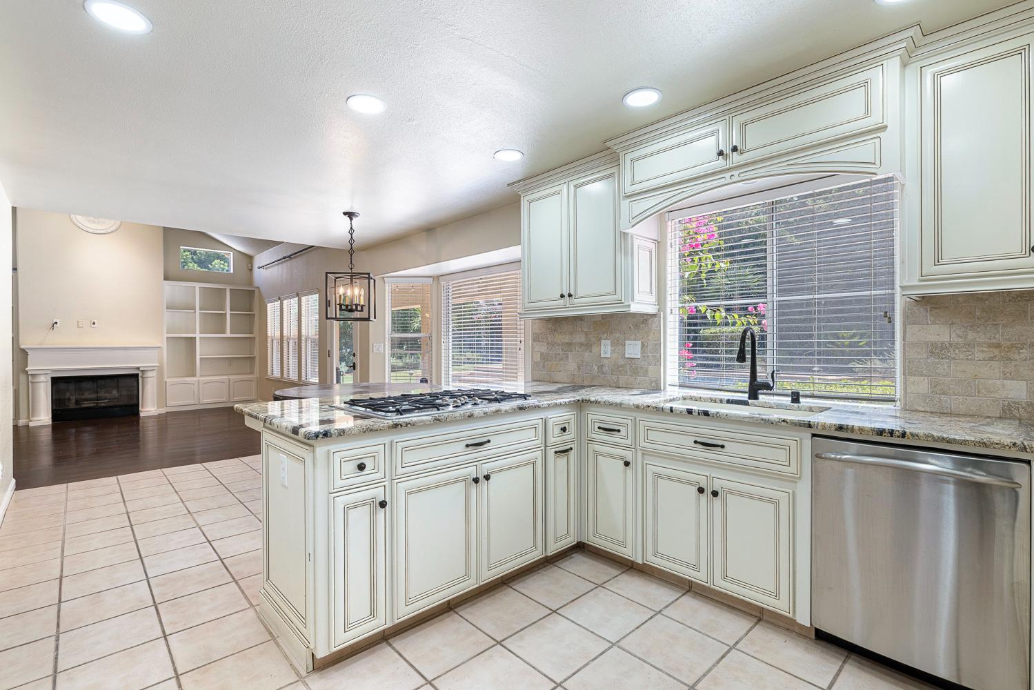 9396 N St Martin Dr, Fresno, CA 93720