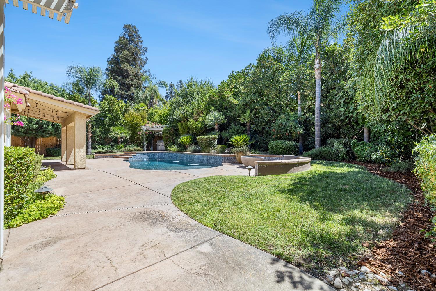 9396 N St Martin Dr, Fresno, CA 93720