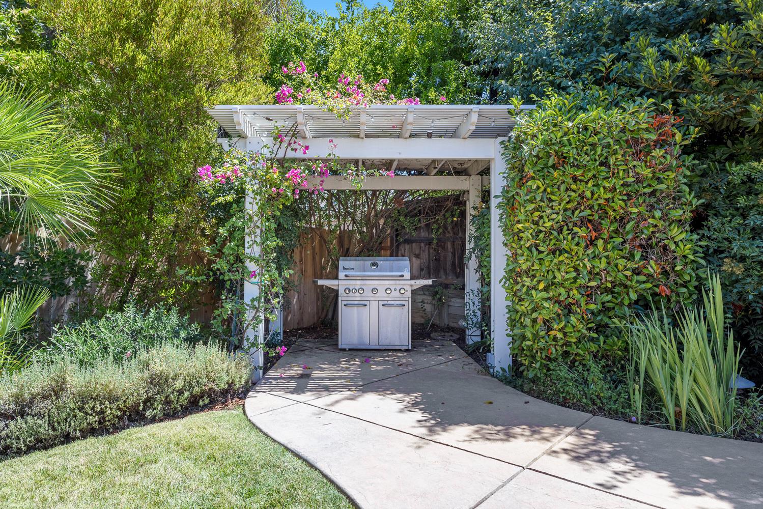 9396 N St Martin Dr, Fresno, CA 93720