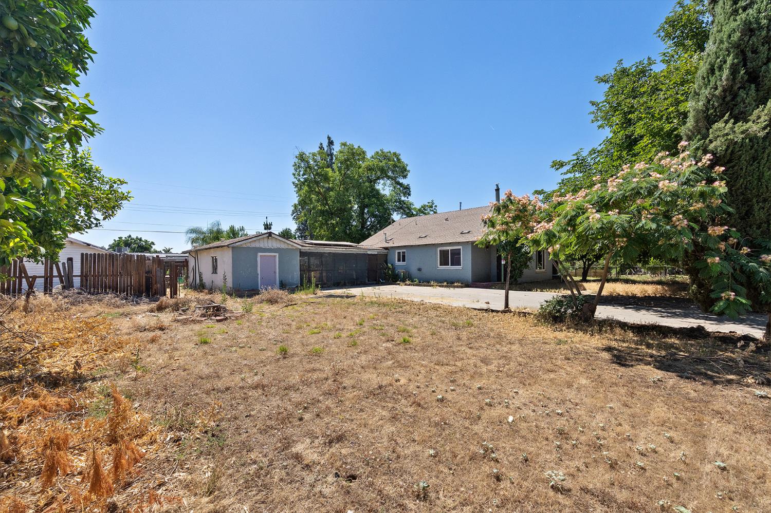 2448 S Lewis Ln, Sanger, CA 93657