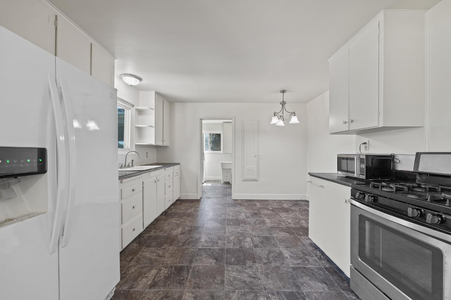 2448 S Lewis Ln, Sanger, CA 93657