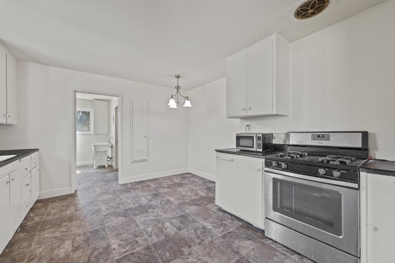 2448 S Lewis Ln, Sanger, CA 93657