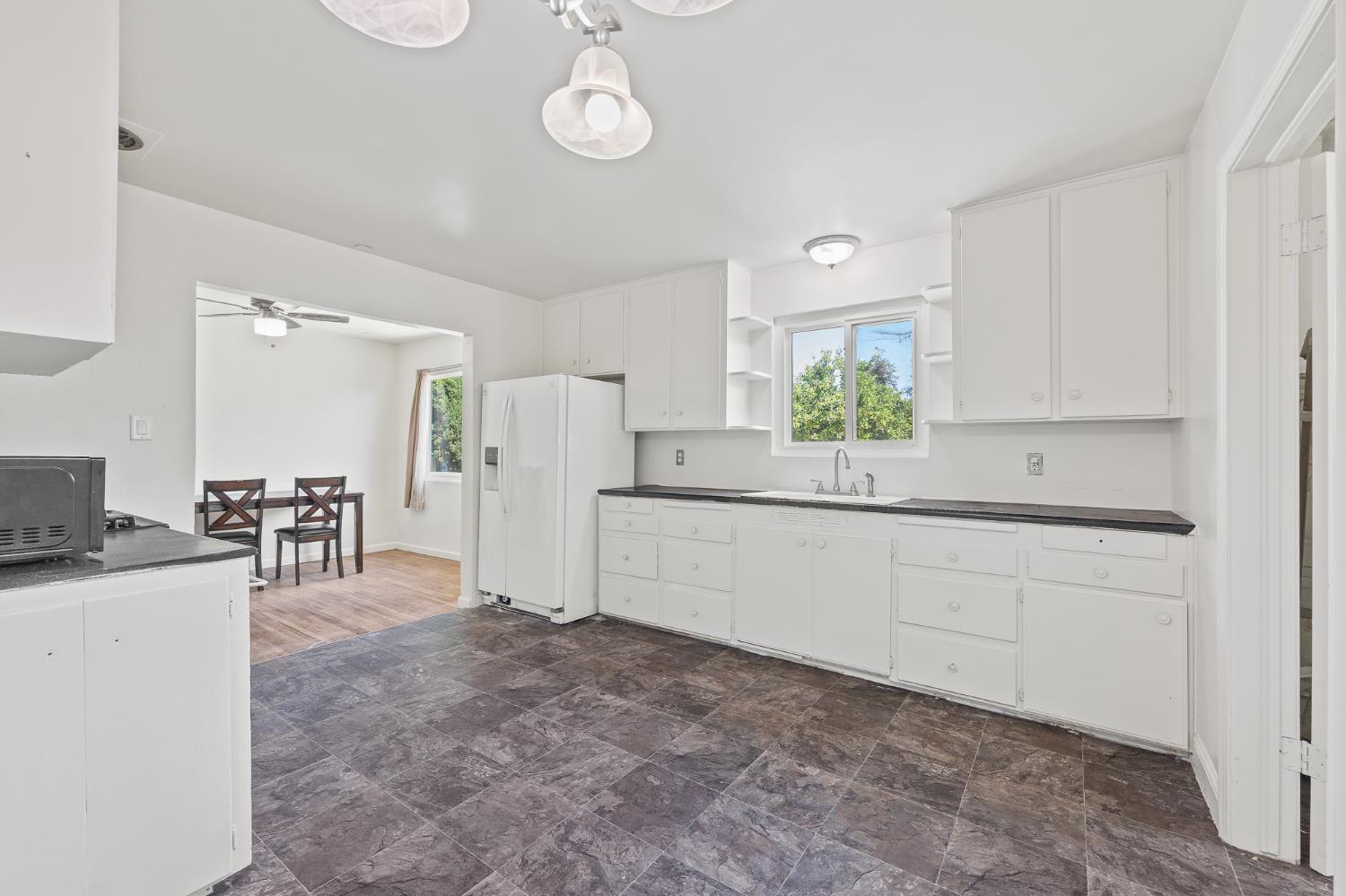 2448 S Lewis Ln, Sanger, CA 93657