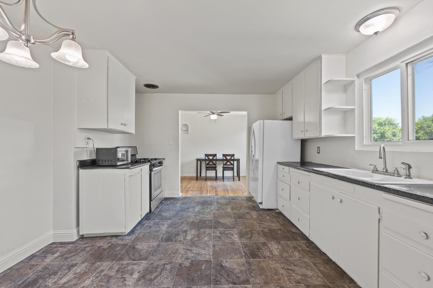 2448 S Lewis Ln, Sanger, CA 93657
