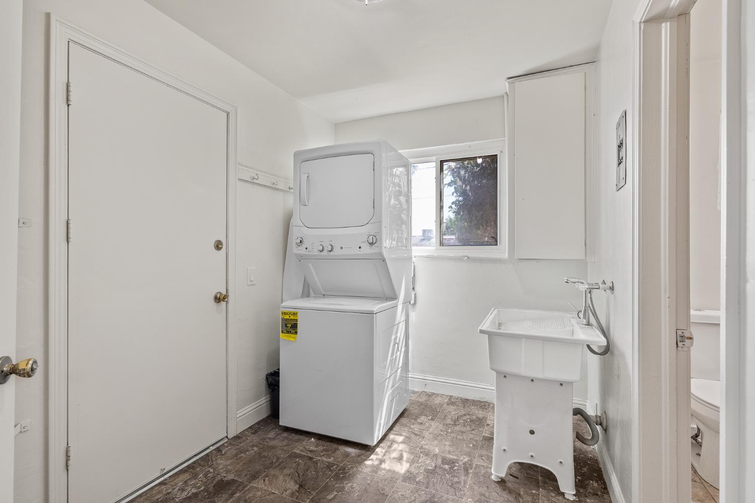 2448 S Lewis Ln, Sanger, CA 93657