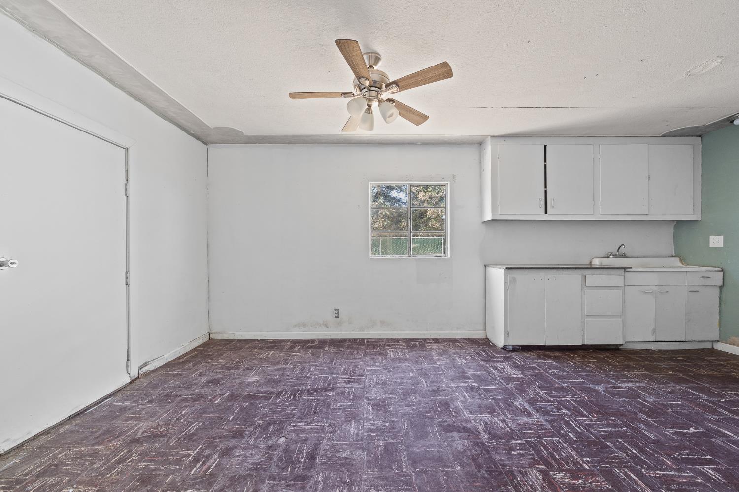2448 S Lewis Ln, Sanger, CA 93657