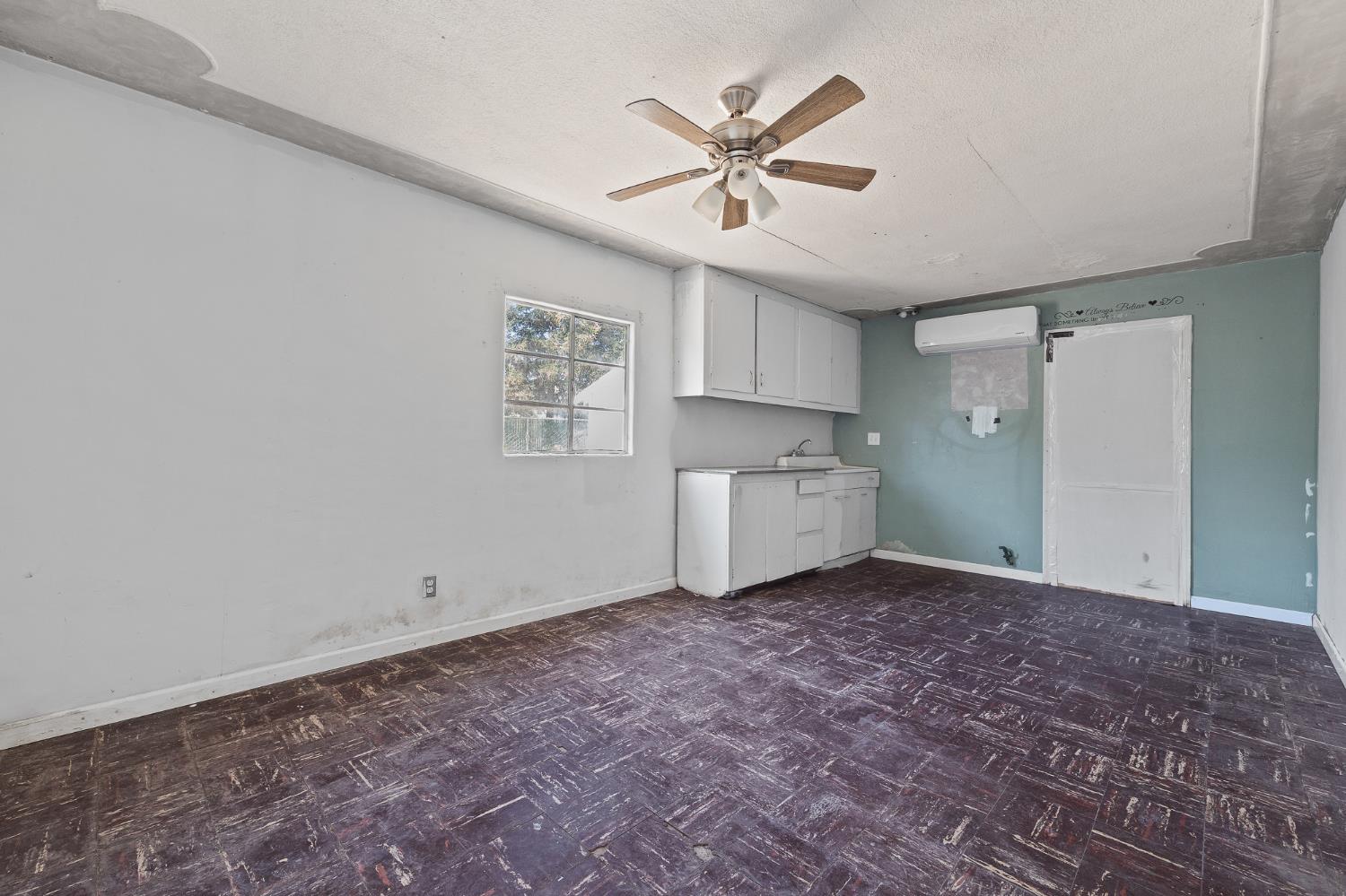 2448 S Lewis Ln, Sanger, CA 93657