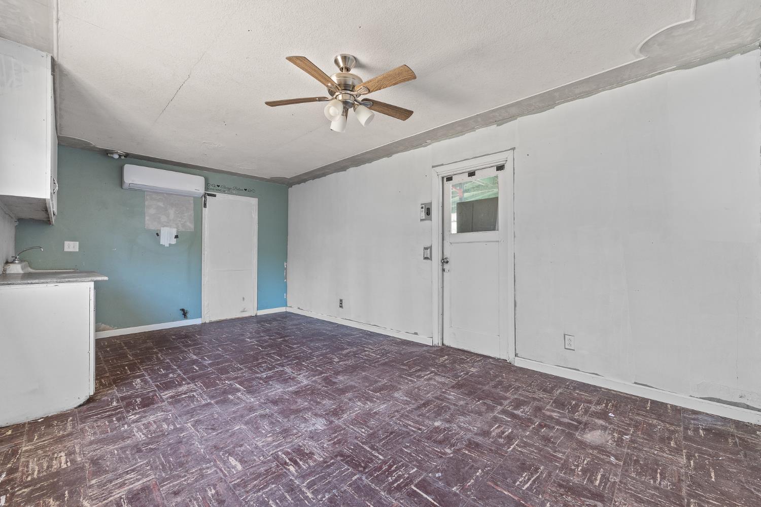 2448 S Lewis Ln, Sanger, CA 93657