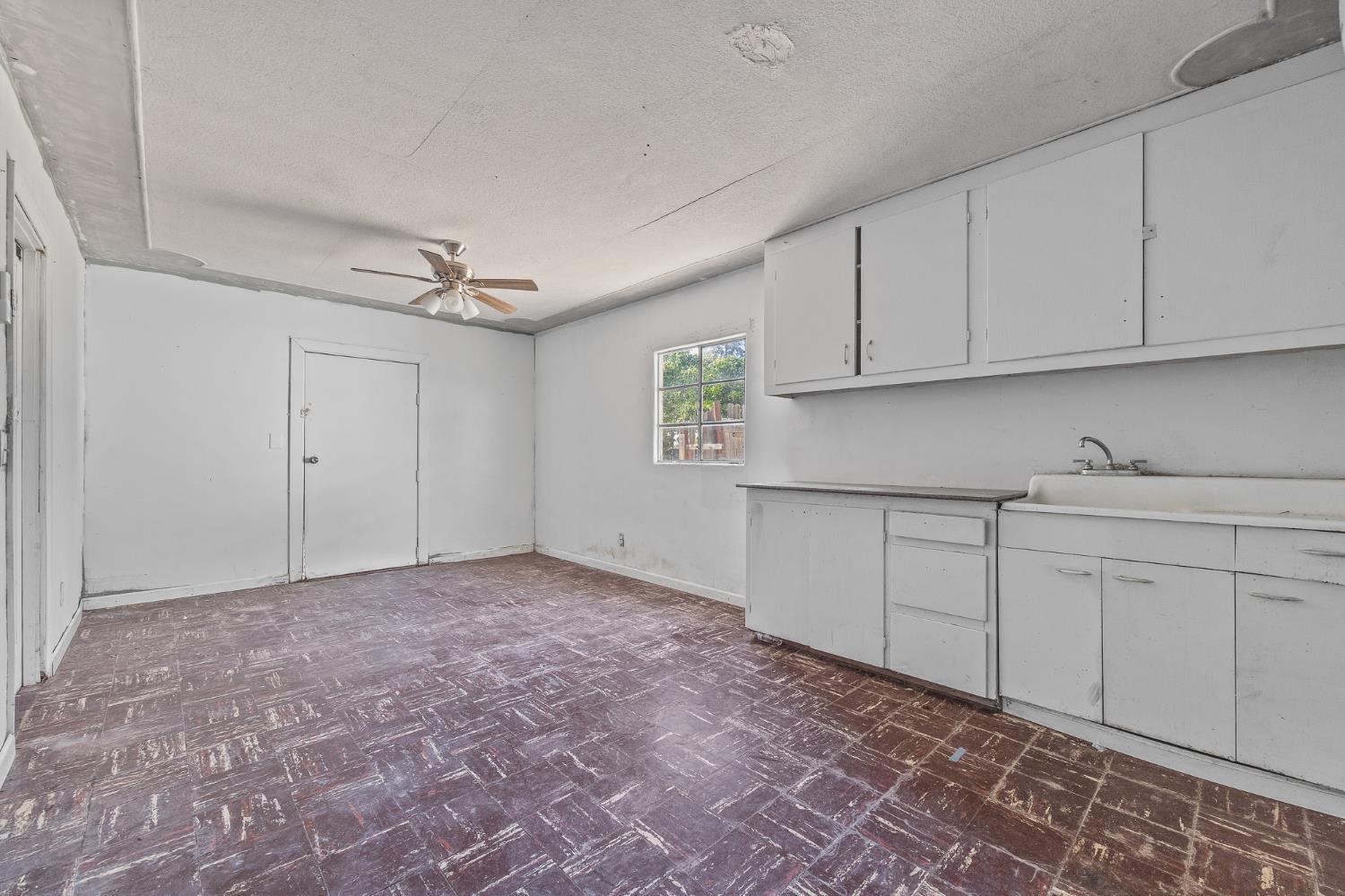 2448 S Lewis Ln, Sanger, CA 93657