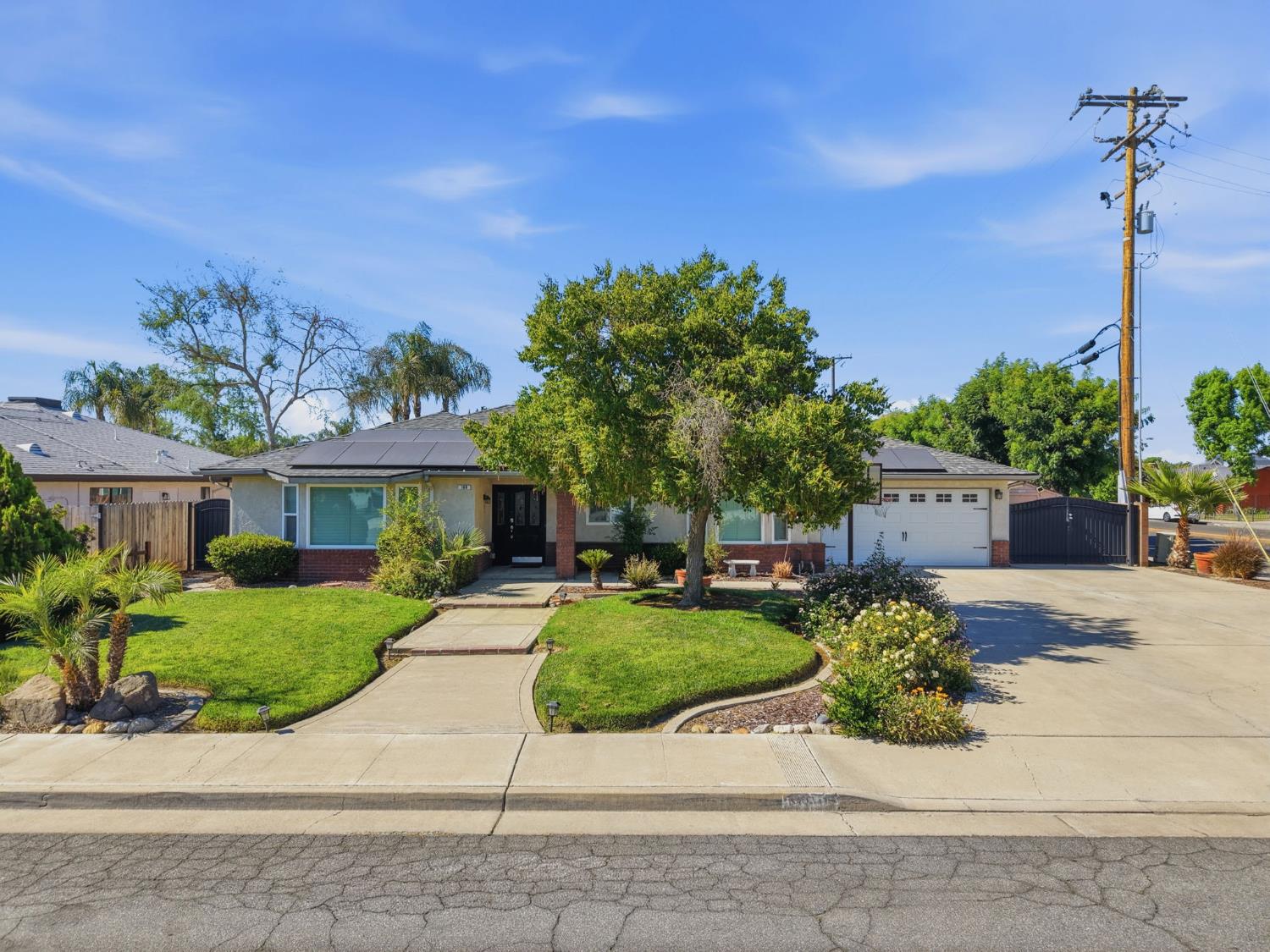 100 W Adrian Way, Hanford, CA 93230