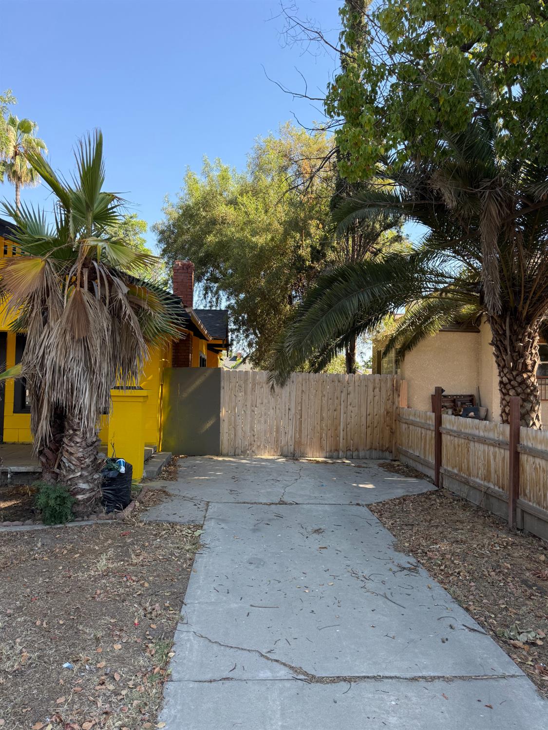 219 E Dennett Ave, Fresno, CA 93728