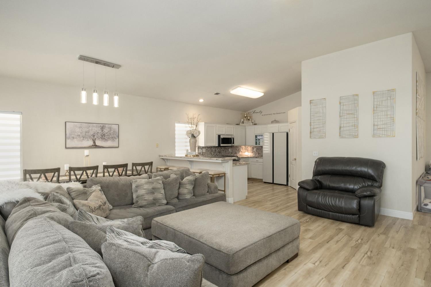 1746 E Chelsea Dr, Fresno, CA 93720