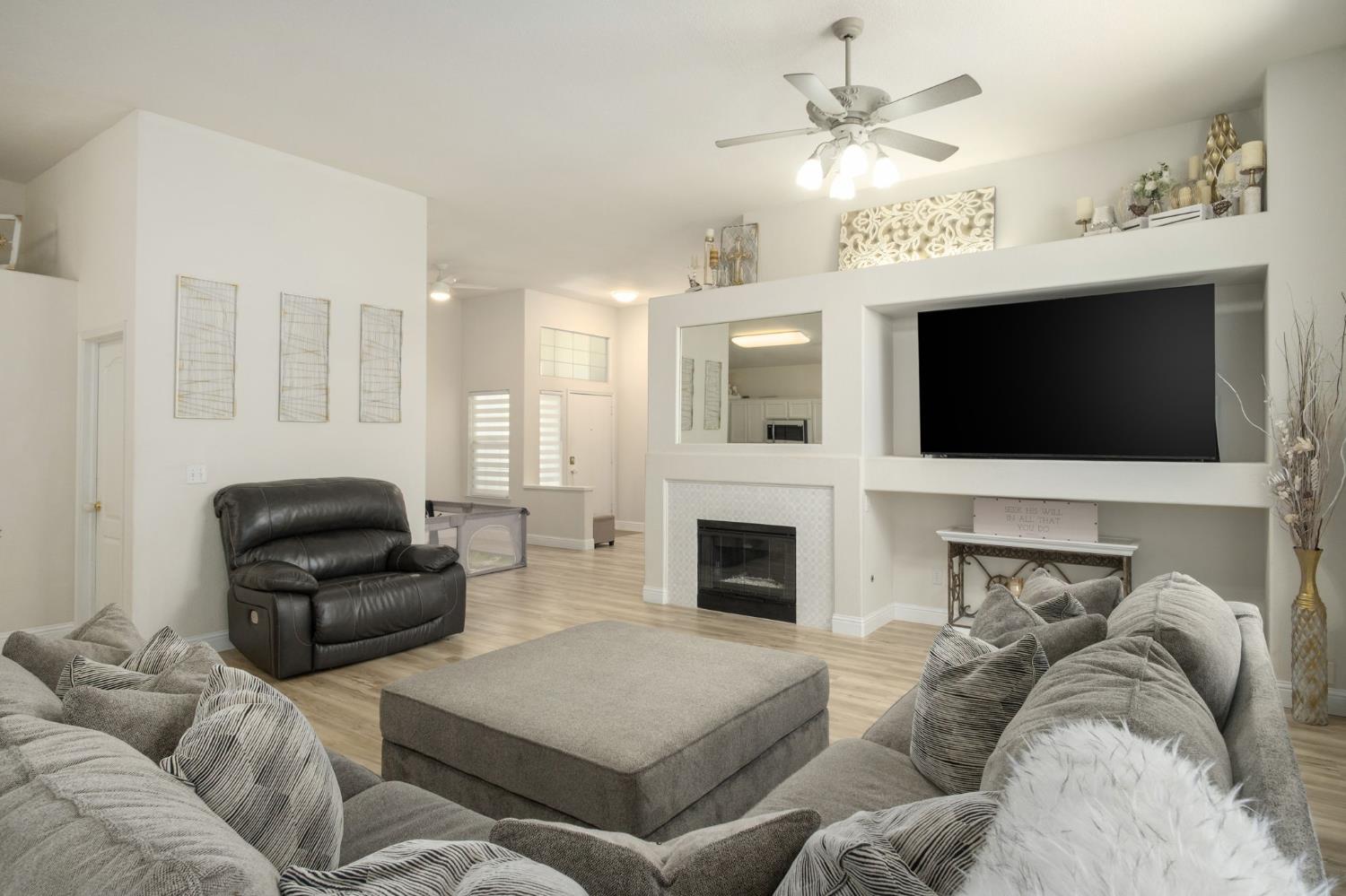 1746 E Chelsea Dr, Fresno, CA 93720