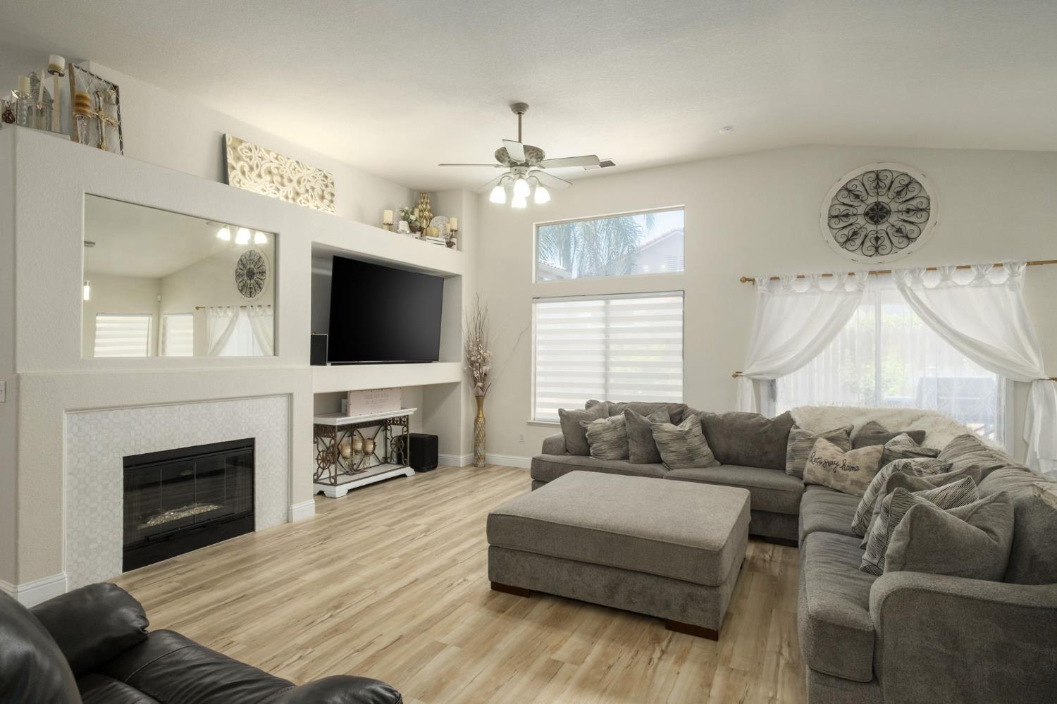 1746 E Chelsea Dr, Fresno, CA 93720
