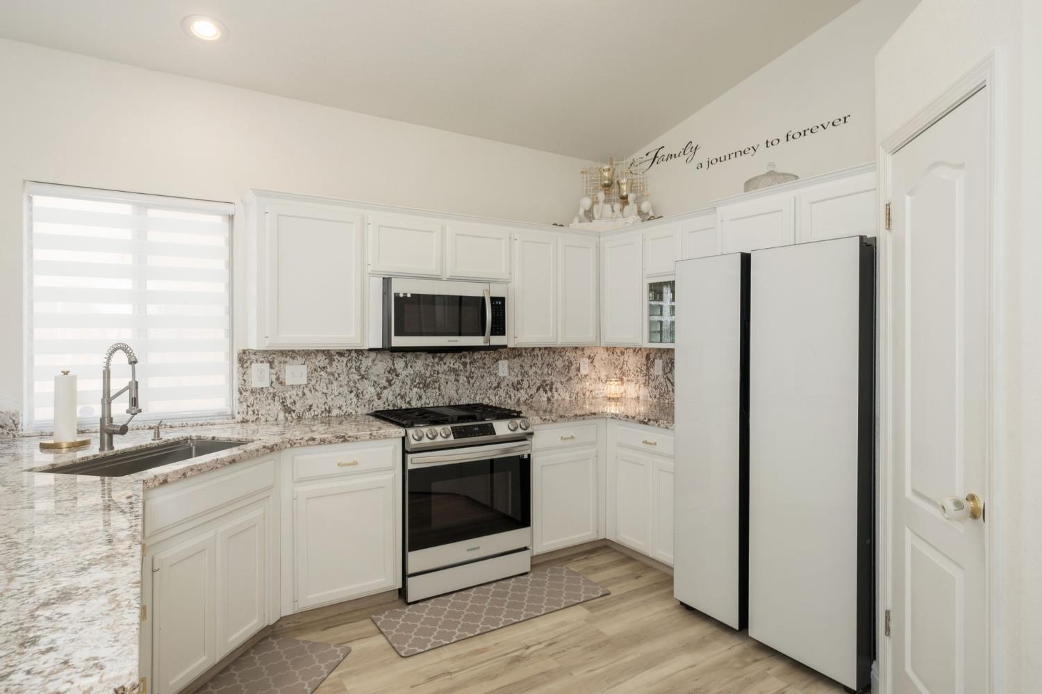 1746 E Chelsea Dr, Fresno, CA 93720